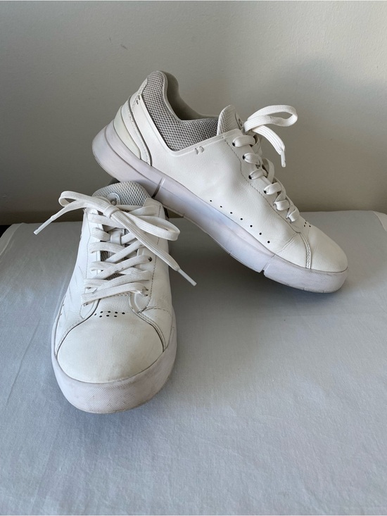 On running The Roger Adventage white sneaker size 8 men’s (41 EU) main image 6